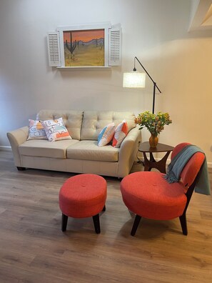 Smart TV, fireplace - Central Tucson 2 bedroom pet-friendly Townhouse with Pool
(Tucson)