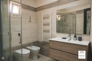 Apartamento | Baño | Ducha, artículos de higiene personal gratuitos, toallas y jabón