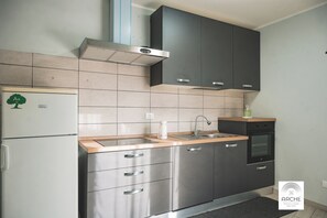 Fridge, cookware/dishes/utensils - Arché Rooms and Suites (Reggio Calabria)