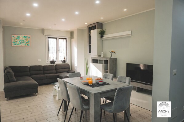 Fridge, cookware/dishes/utensils