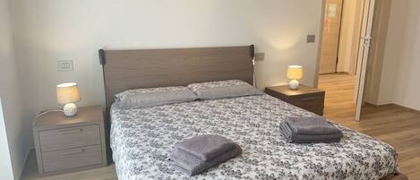 2 bedrooms, desk, iron/ironing board, WiFi