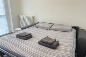 2 soverom, skrivebord, strykejern/-brett og reiseseng for barn