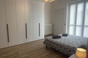 2 soverom, skrivebord, strykejern/-brett og reiseseng for barn