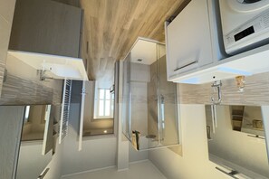 Shower, hair dryer, bidet, towels
