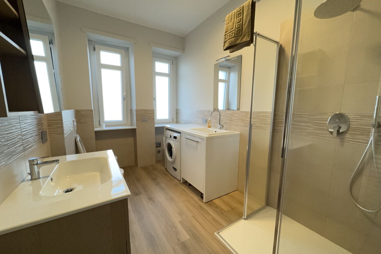 Een douche, een haardroger, een bidet, handdoeken