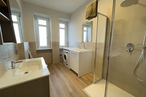 Dusj, hårføner, bidé og håndklær