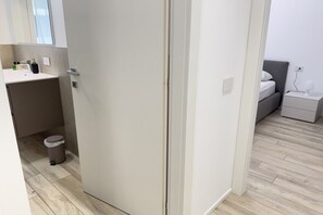 2 bedrooms, iron/ironing board, travel cot, WiFi