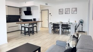 Een modern appartement met keuken, eetgedeelte en woonkamer.