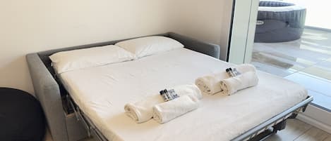 2 bedrooms, iron/ironing board, WiFi, bed sheets