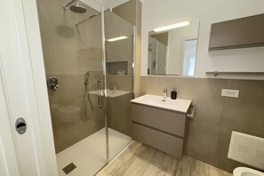 Douche, sèche-cheveux, bidet, serviettes fournies