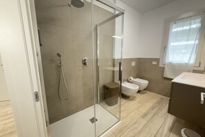 Regadera, secadora de cabello, bidet, toallas 