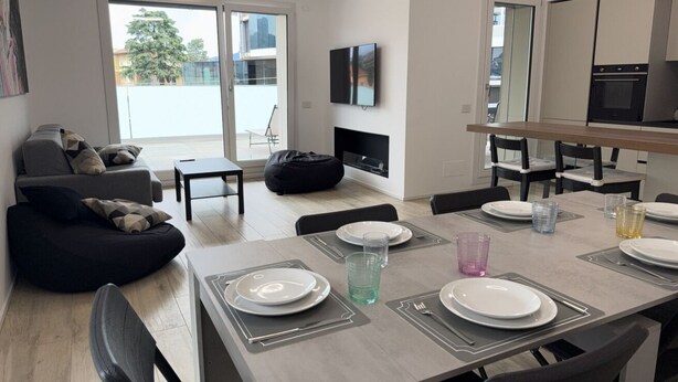Een modern appartement met een eetgedeelte, keuken en woonruimte.
