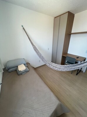 2 habitaciones, escritorio, tabla de planchar con plancha y wifi gratis