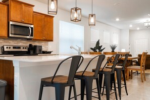 Fridge, microwave, oven, stovetop - 5 En-Suites | Access to Amazing Resort! (Davenport)