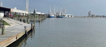 Peaceful hotel suites with AC in Golden Meadow