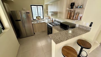 Geladeira, micro-ondas, fogão, cooktop