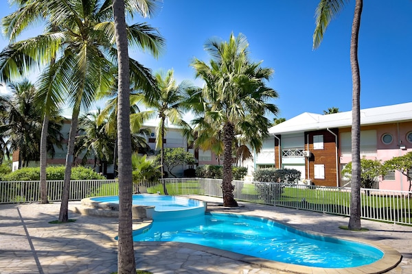 2 albercas al aire libre, acceso de 09:00 a 20:00, y camastros