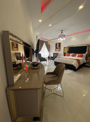 3 chambres, fer et planche à repasser, Wi-Fi, draps fournis