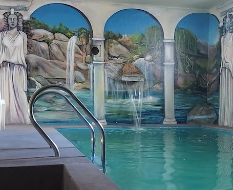 Una piscina techada, una piscina al aire libre