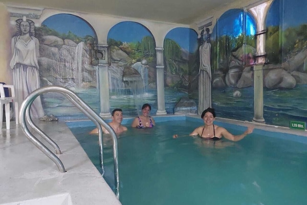 Una piscina techada, una piscina al aire libre