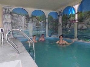 Kolam renang indoor dan kolam renang outdoor