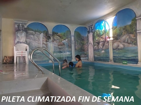 Una piscina techada, una piscina al aire libre