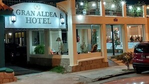 Das äußere Erscheinungsbild des Gran Aldea Hotels mit einem Schild, einem zweistöckigen Gebäude und einem gut sichtbaren Eingang.