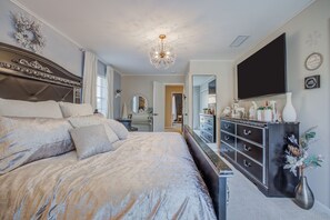 4 bedrooms, desk, iron/ironing board, free WiFi