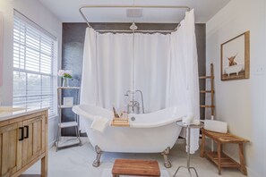 Shower, hair dryer, towels - Spacious Austin 4BR Retreat | Game Room & Hot Tub (Austin)