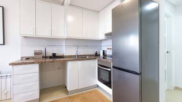 Een koelkast, een oven, een kookplaat, een koffiezetapparaat/waterkoker