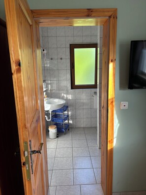 Douche, sèche-cheveux, serviettes fournies, savon