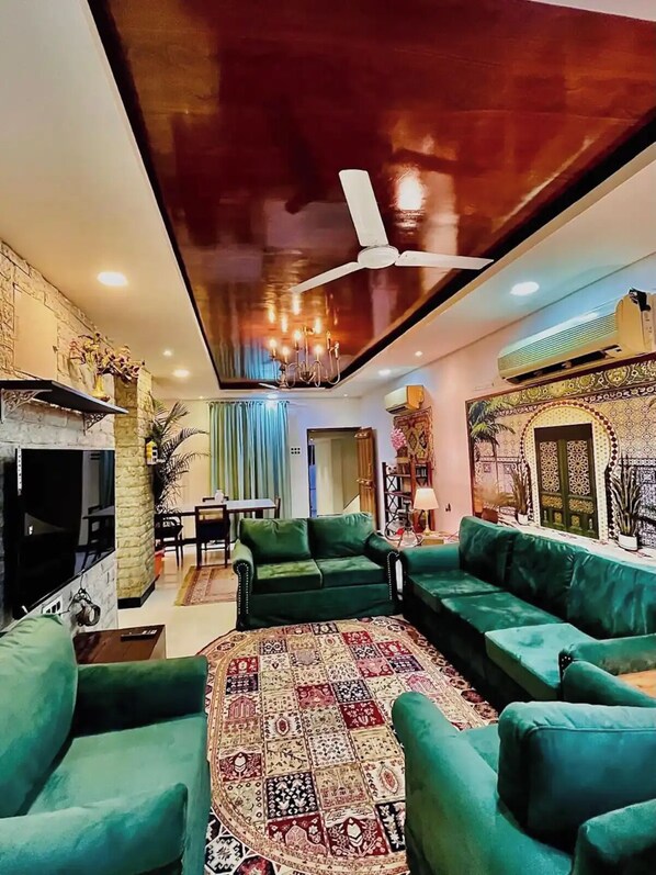 Living area - Aesthetic 2B apt in Banjara Hills, done up in a comfy eclectic and antique style (Hyderabad)