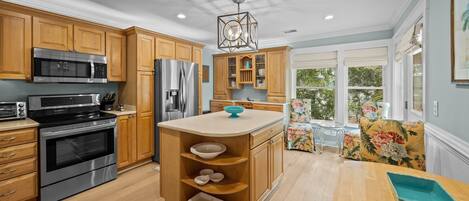 Refrigerador, microondas, horno y parrilla de estufa