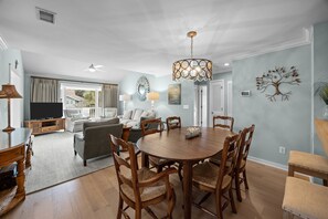 TV - Adorable Family Beach Home! Close to the Beach! Community Pool & Tennis! (Isle Of Palms)