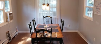 Charming 4-bedroom house with AC and WiFi 30 minute drive to New York City