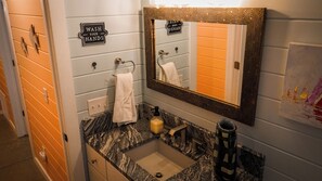 Dusj, hårføner og håndklær