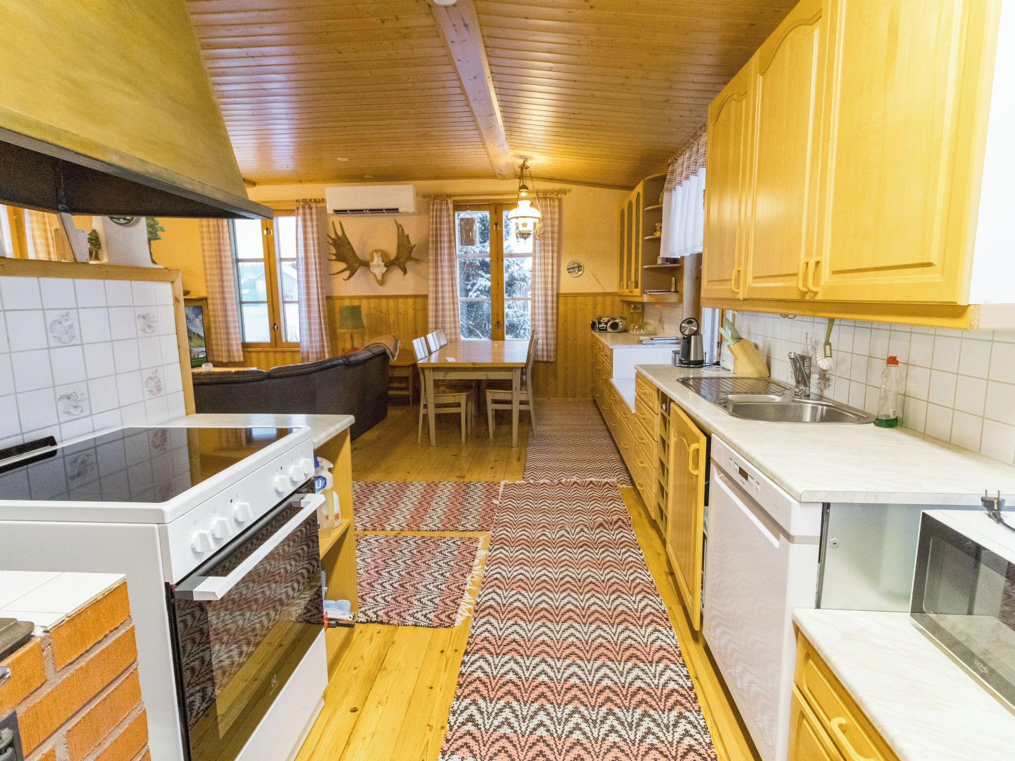 Fridge, microwave, dishwasher, cookware/dishes/utensils