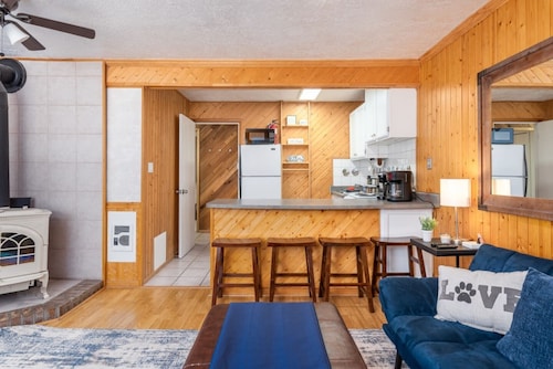 Ski-In/Ski-Out to Chair 8. 3rd floor, no elevator.