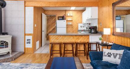 Ski-In/Ski-Out to Chair 8. 3rd floor, no elevator.