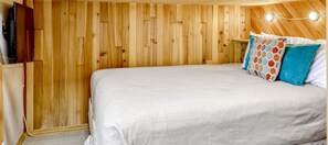 1 quarto, ferros/tábuas de passar roupa, berço de viagem