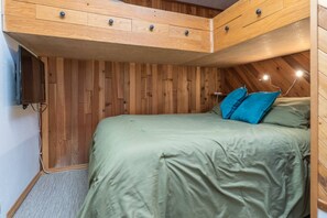 Iron/ironing board, travel crib, free WiFi, bed sheets