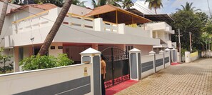 Exterior - 3-bedroom bungalow with AC, WiFi, 5 km range of airports, in the of the city (Thiruvananthapuram)