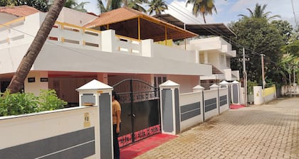3-bedroom bungalow with AC, WiFi, 5 km range of airports, in the of the city