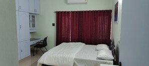 3 bedrooms, desk, iron/ironing board, WiFi - 3-bedroom bungalow with AC, WiFi, 5 km range of airports, in the of the city (Thiruvananthapuram)