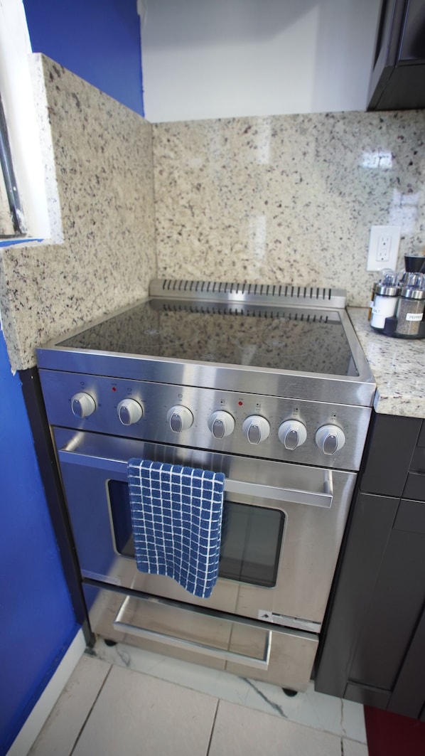 Kylskåp, mikrovågsugn, ugn och spishäll