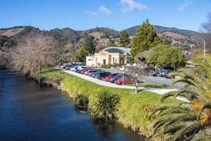 Property grounds - Malthouse Lane City Apartment 4 with Stunning Hill Views in Nelson CBD (Nelson)