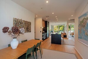 Dining - Malthouse Lane City Apartment 4 with Stunning Hill Views in Nelson CBD (Nelson)