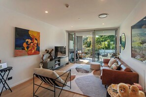 Smart TV, books - Malthouse Lane City Apartment 4 with Stunning Hill Views in Nelson CBD (Nelson)