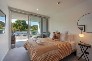 2 bedrooms, iron/ironing board, free WiFi, bed sheets - Malthouse Lane City Apartment 4 with Stunning Hill Views in Nelson CBD (Nelson)
