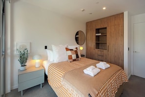 2 bedrooms, iron/ironing board, free WiFi, bed sheets - Malthouse Lane City Apartment 4 with Stunning Hill Views in Nelson CBD (Nelson)